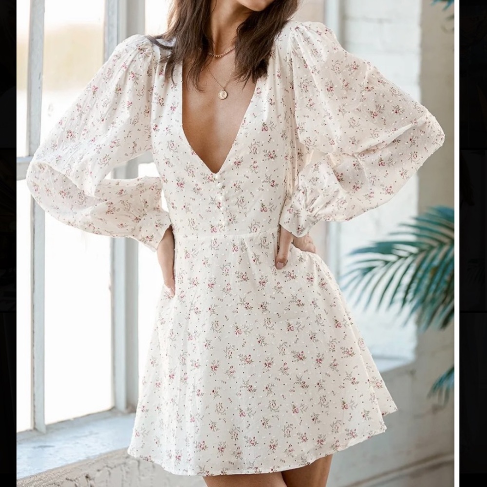 Long sleeve white floral v neck Lulus dress